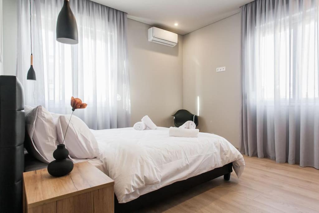 Piraeus Deluxe 2Bdr Apt - Near Metro And Port Ngoại thất bức ảnh