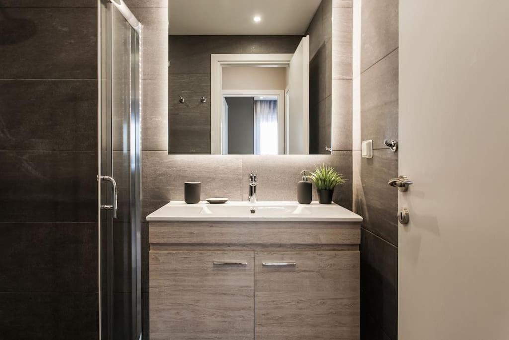 Piraeus Deluxe 2Bdr Apt - Near Metro And Port Ngoại thất bức ảnh